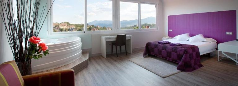 Suite con bañera de hidromasaje y cama grande luces de poniente madrid