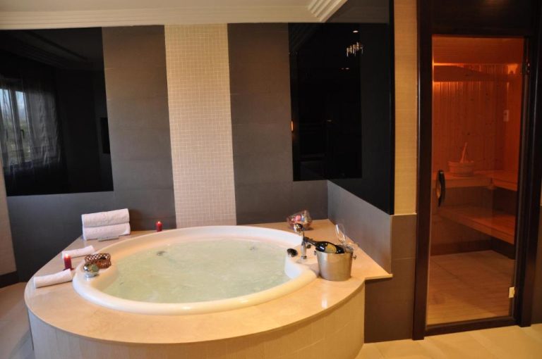 Suite con bañera de hidromasaje y sauna los peñascales madrid