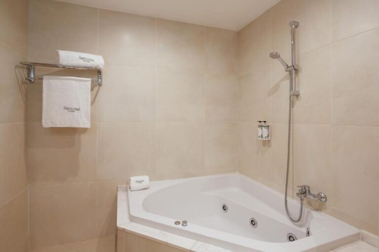 hoteles con bañera de hidromasaje en Girona