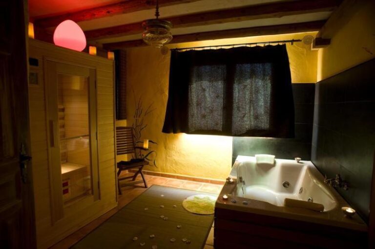 El Rincón de Monasterio suite con sauna y jacuzzi
