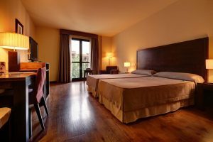 gran hotel con bañera de hidromasaje en Barbastro