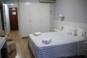 hotel con jacuzzi en la habitación en Cataluña