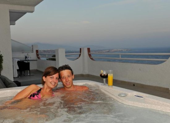 Hotel Salobreña Suites hot tub