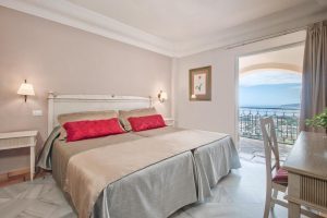 Elegante hotel con bañera privada en la habitación en Tenerife
