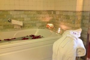 bonito hotel con bañera de hidromasaje en la habitación en Ainsa