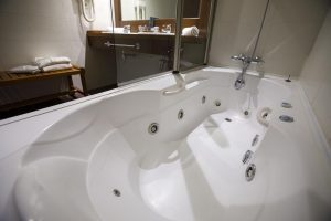 cómodo hotel con bañera de hidromasaje en Barbastro