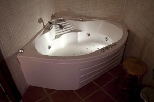 amigable hotel rural con bañera de hidromasaje privada en Molina de Aragón
