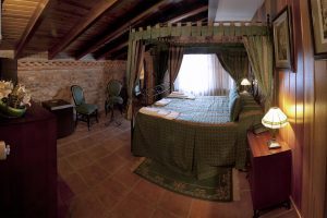 rural hotel con bañera de hidromasaje privada en Molina de Aragón