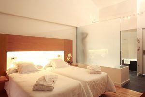 espectacular hotel con bañera de hidromasaje en la habitación en Huesca