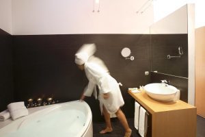 Hermoso hotel con bañera de hidromasaje privada en la habitación en Huesca
