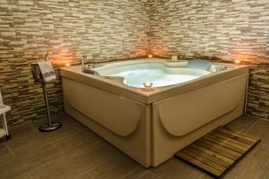lujosa casa de campo con bañera de hidromasaje en la habitación en Toledo