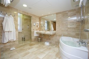 hotel de gran calidad con bañera de hidromasaje en el baño en Gran Canaria
