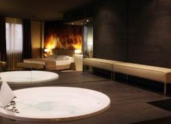 hotel playero con bañera de hidromasaje en la habitación en Tarragona