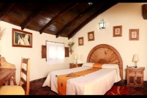 Casa rural con jacuzzi en la habitación en Cáceres