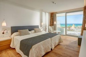 idílico hotel con bañera de hidromasaje en la terraza privada en Playa de Palma