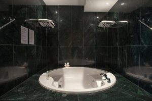 Hotel con jacuzzi en la habitación en Soria