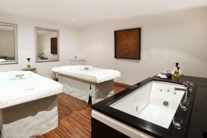 impresionante hotel con bañera de hidromasaje privada en la habitación en Mallorca