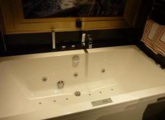 hotel de diseño con bañera de hidromasaje en la habitación en Jaén
