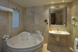 pintoresco hotel con jacuzzi en la habitación en Barcelona