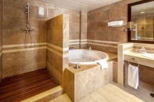 hotel con bañera de hidromasaje en el baño privado en Bahía de Palma