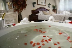 romántico hotel con bañera de hidromasaje en la habitación en la ciudad de Toledo