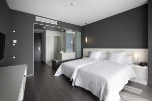 Vanguardista hotel con bañera de hidromasaje en la habitación en Huesca