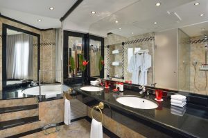 Elegante hotel con bañera de hidromasaje en la habitación en Mallorca