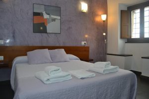 hotel con bañera de hidromasaje en el baño privado en Guadalajara