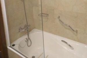buen hotel con bañera de hidromasaje en la habitación en Murcia