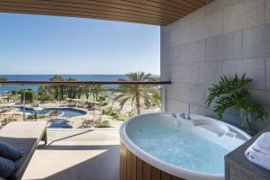 lujoso hotel con jacuzzi en la terraza en Gran Canaria