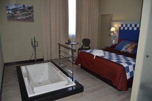 hotel temático con bañera de hidromasaje en la habitación en Toledo