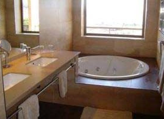 hotel con jacuzzi en el baño privado en Girona