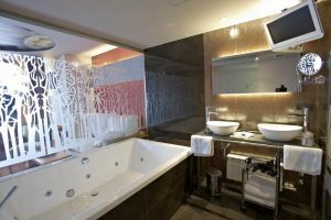 Moderno hotel con bañera de hidromasaje en el Centro histórico de Huesca