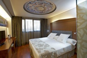 Lujoso hotel con bañera de hidromasaje privada en el centro histórico de Huesca