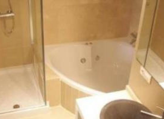 bonito hotel con bañera de hidromasaje privada en Jaén